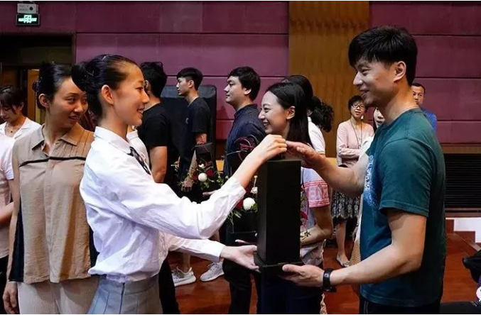 说明: 说明: http://39.96.12.65:82/_img/ballet/2019/09/11/20190911093603220001.png